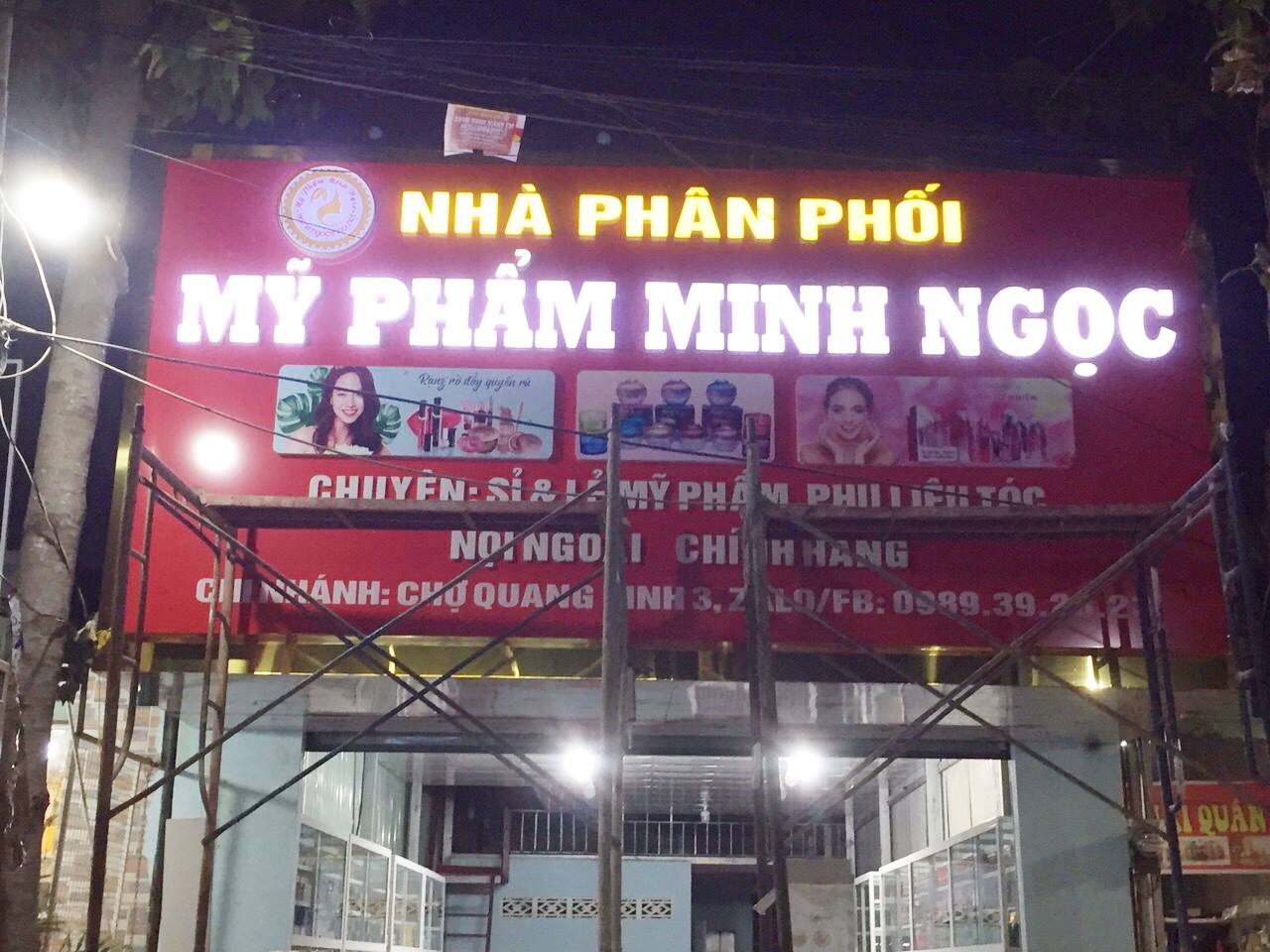 bien-quang-cao-inox-ket-hop-voi-cac-mau-sac-doc-la-tao-net-khac-biet-cho-chu-shop-quan-ao