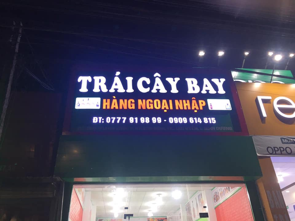 bien-quang-cao-inox-ket-hop-voi-cac-mau-sac-doc-la-tao-net-khac-biet-cho-chu-shop-quan-ao