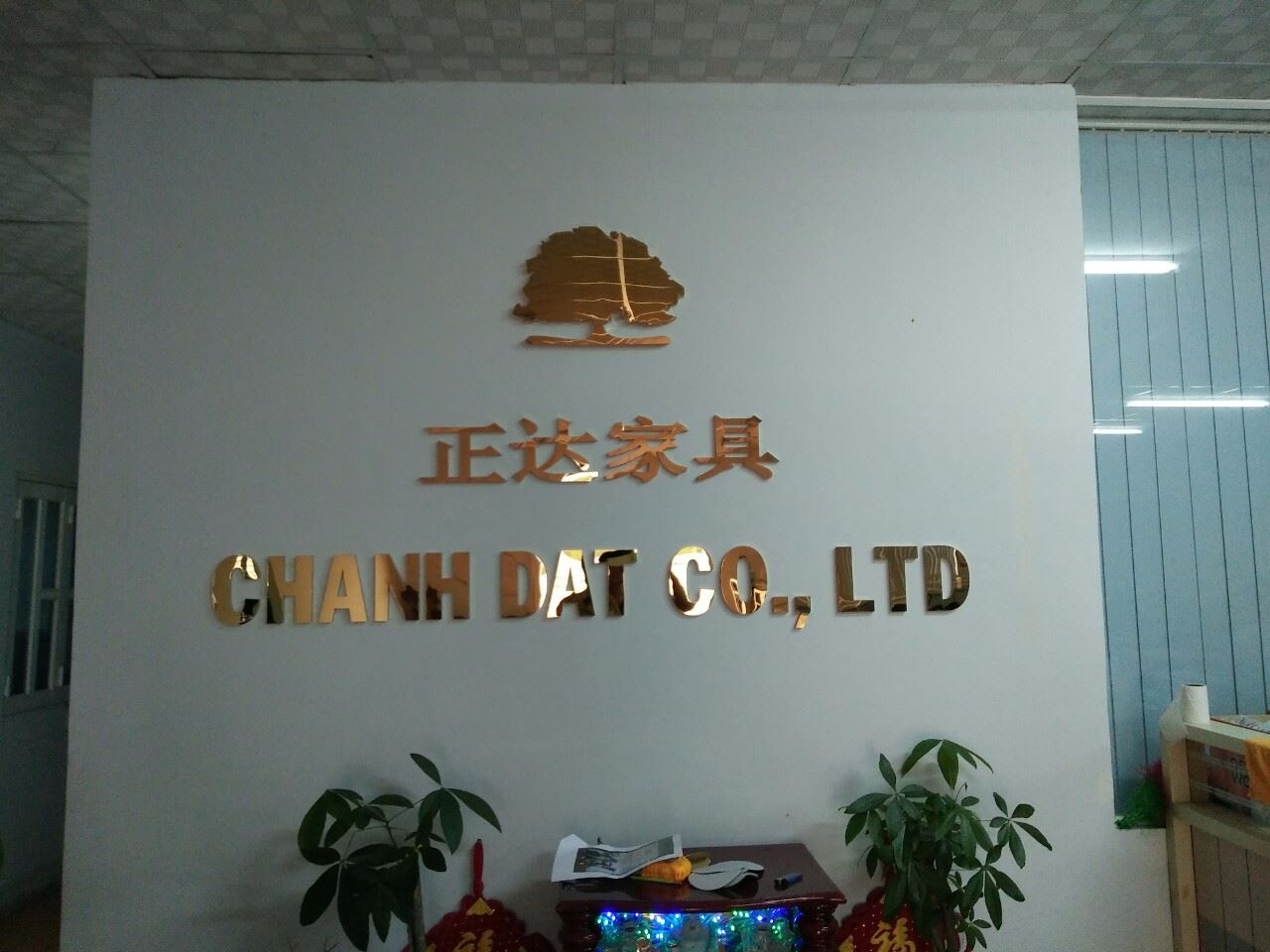 o-dau-gia-cong-chu-noi-inox-vang-dung-de-quang-cao