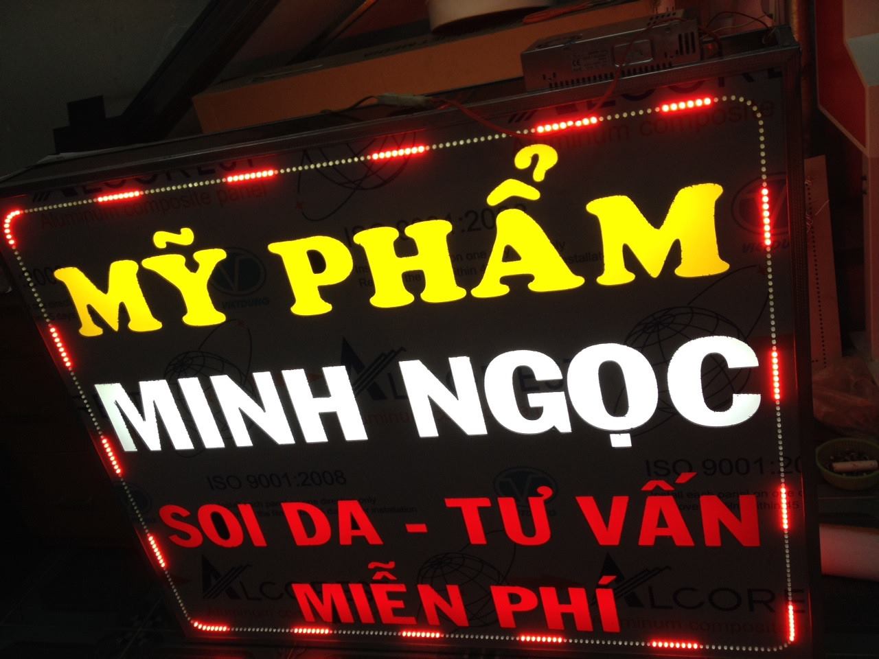 tim-don-vi-chuyen-lam-bang-hieu-chu-noi-cho-shop-quan-ao